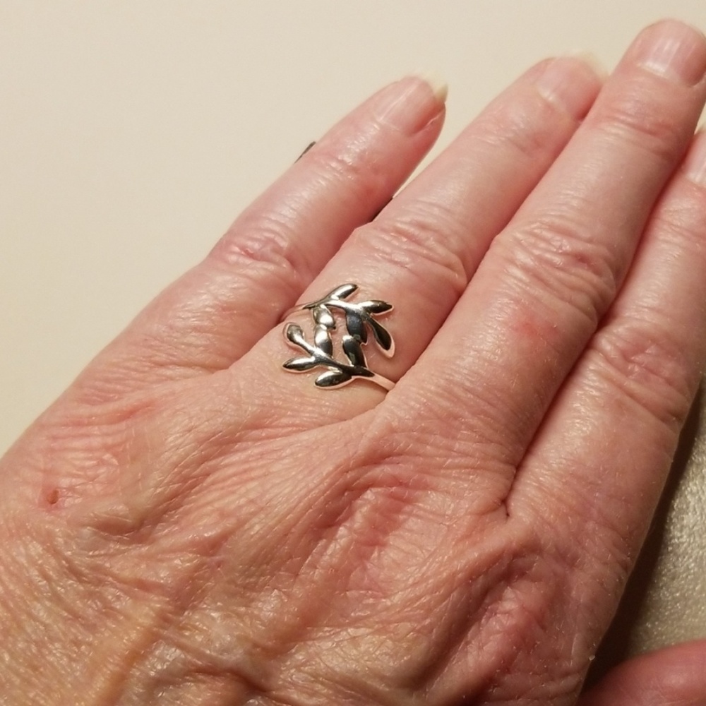 PRIMROSE STERLING SILVER LEAF RING - Picture 4 of 7
